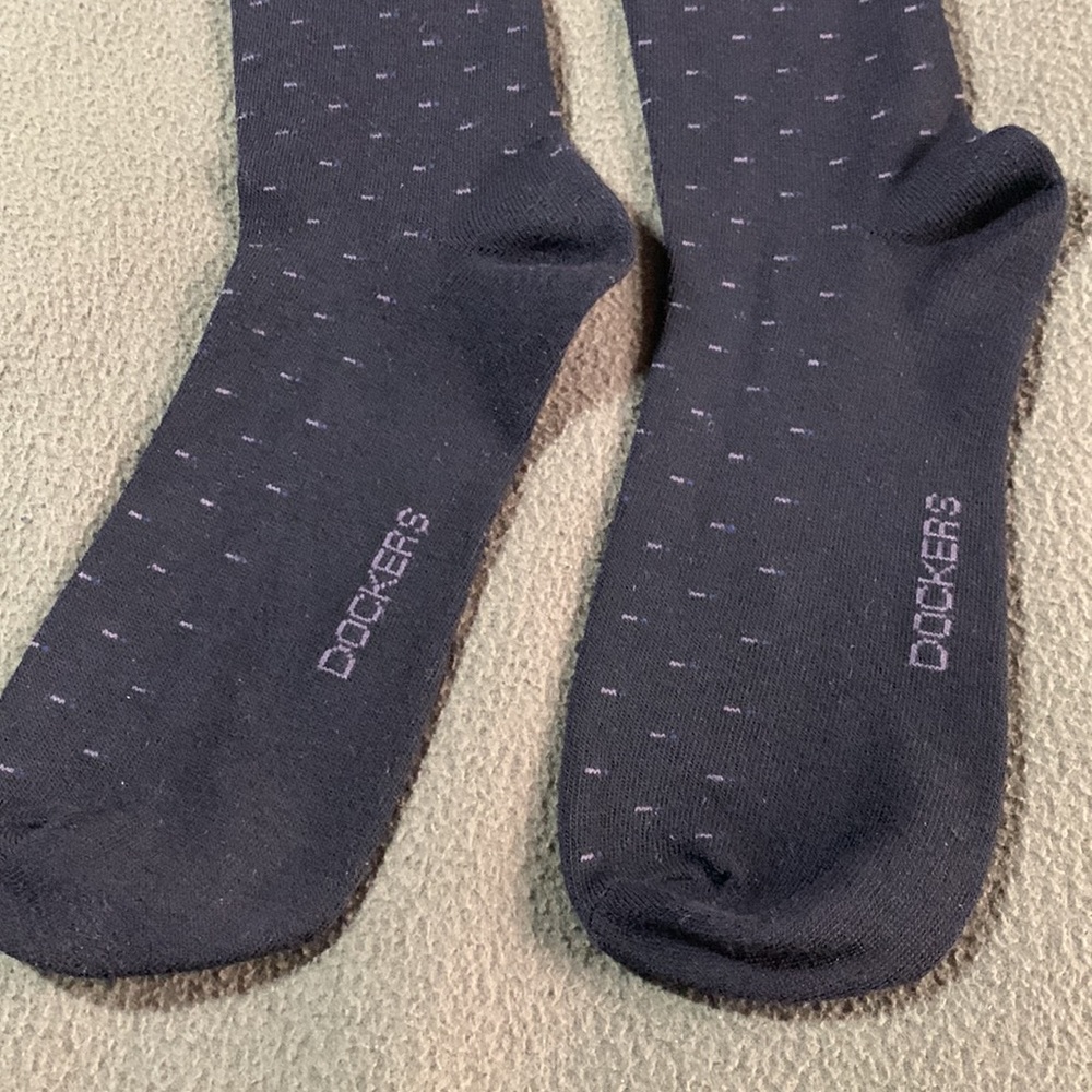 Lot of 5 Men’s dress socks. 2 brown 1 black Dockers, 1gray Gold Toe, 1 black - Picture 4 of 16